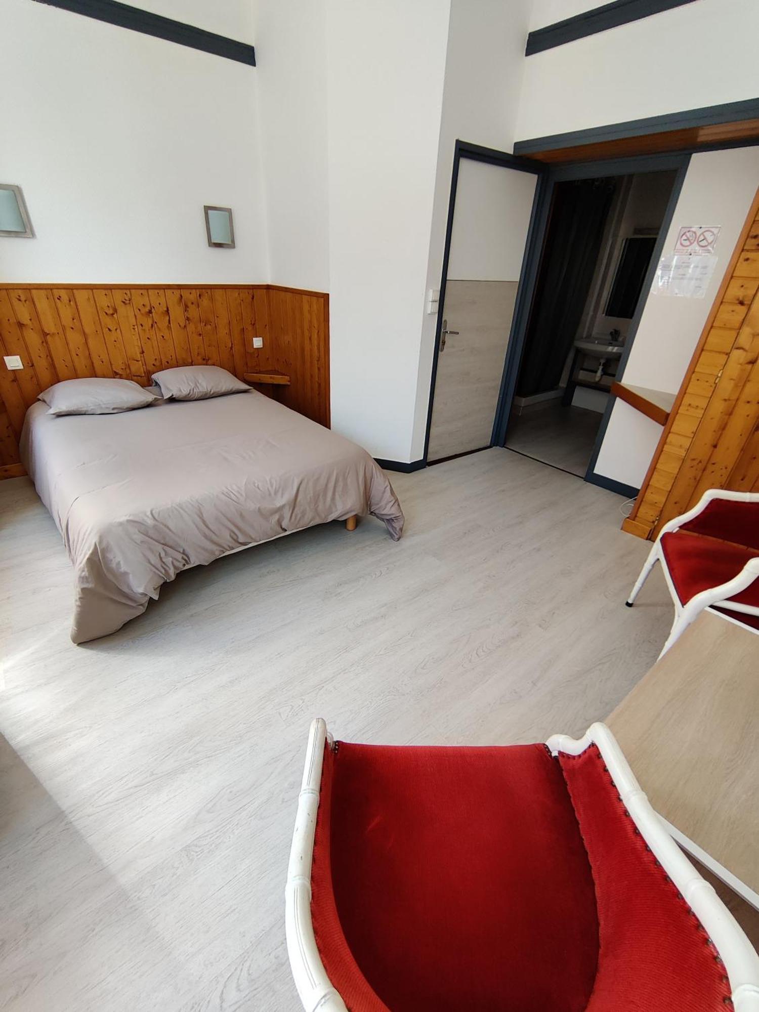 Hotel Saint - Pierre Villedieu-les-Poëles Eksteriør billede