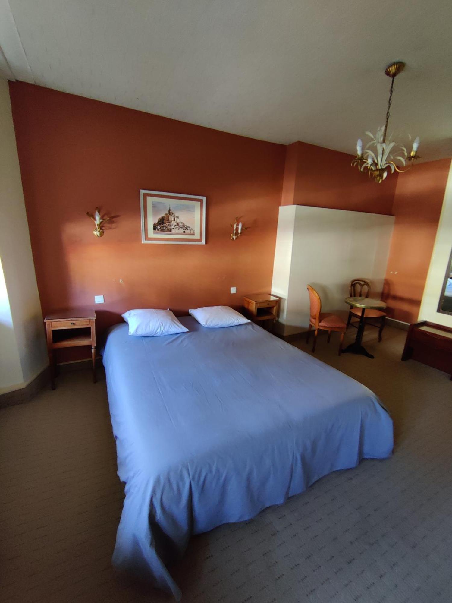 Hotel Saint - Pierre Villedieu-les-Poëles Eksteriør billede