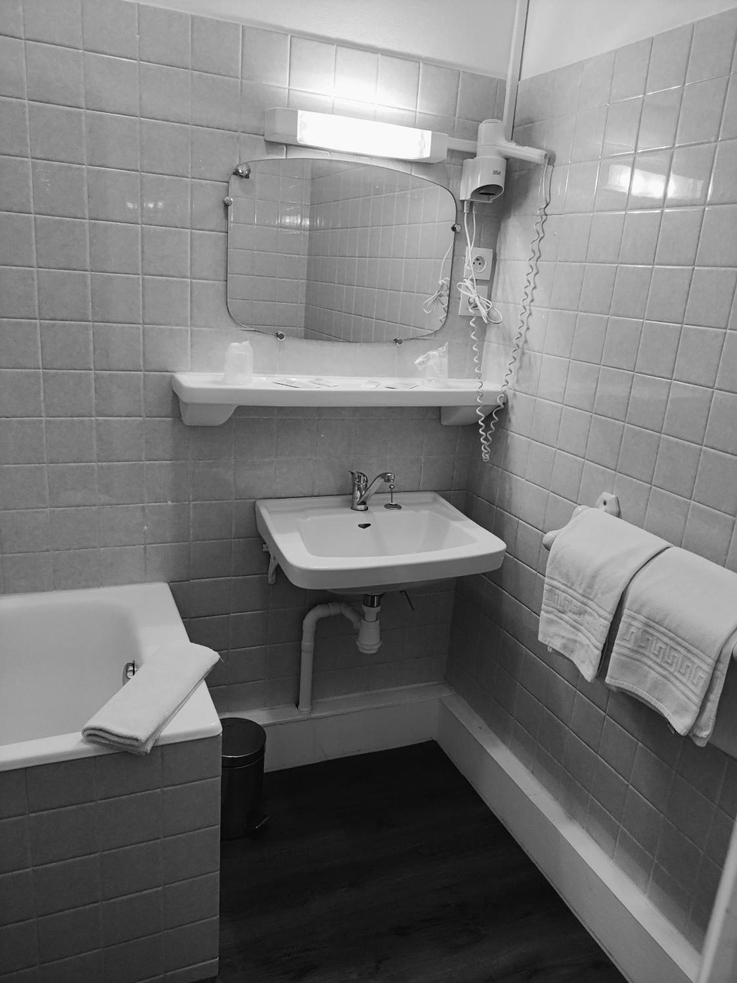 Hotel Saint - Pierre Villedieu-les-Poëles Eksteriør billede