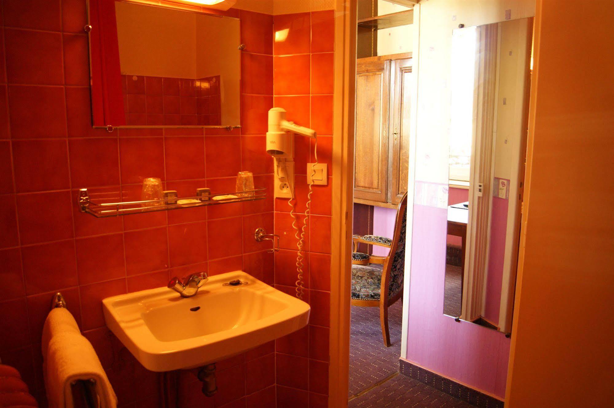 Hotel Saint - Pierre Villedieu-les-Poëles Eksteriør billede
