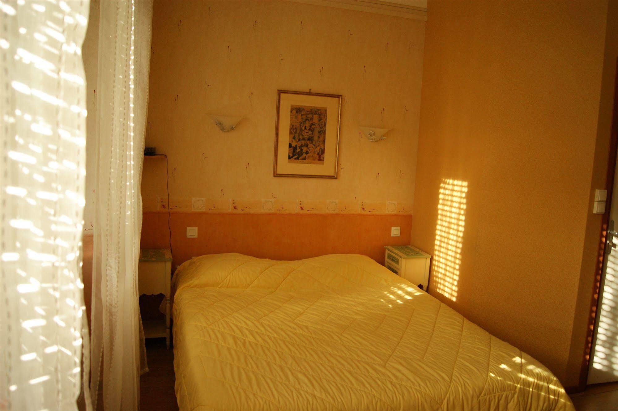 Hotel Saint - Pierre Villedieu-les-Poëles Eksteriør billede